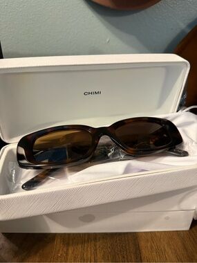 CHIMI Women's Tortoiseshell Rectangle Sunglasses - Brown